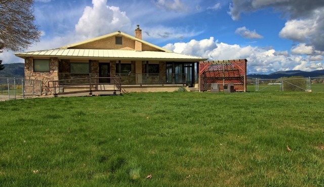 Spacious 4-bedroom house that sleeps 15- 14 Min to 49 North Mountain Resort