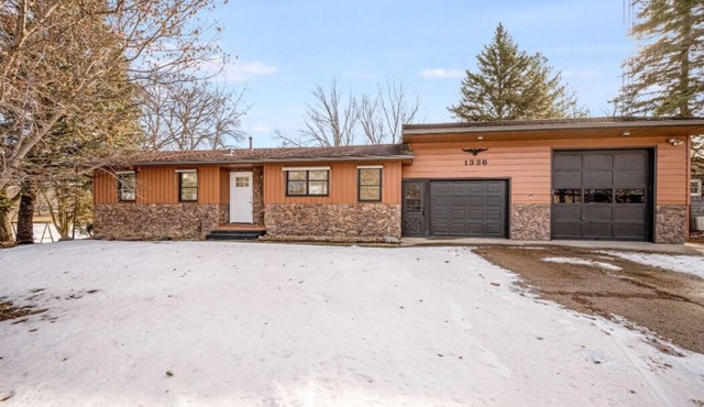 Spacious 4-bedroom house in wonderful Fairmont with AC