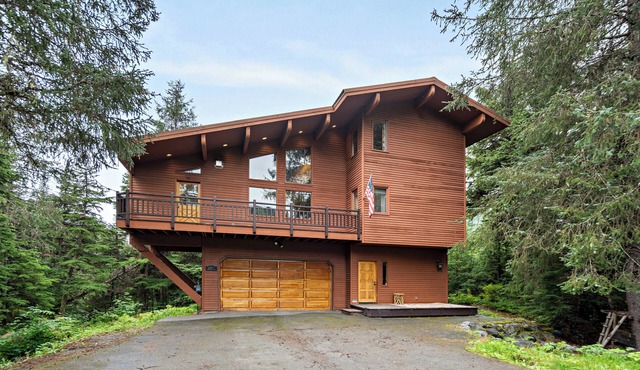 Spacious 4-bedroom house located on a quiet street with amazing views.
