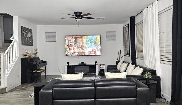 Spacious 4-bedroom house in Glendale with WiFi, 86-in TV, & 3-hole golf putting.
