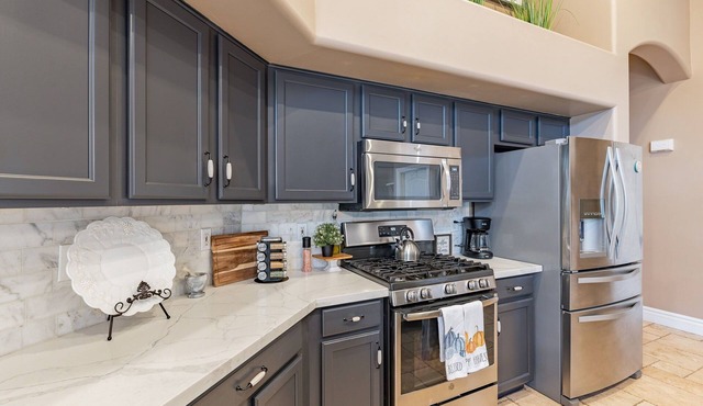 Spacious 4-bedroom house with Pool, centrally located in Goodyear.