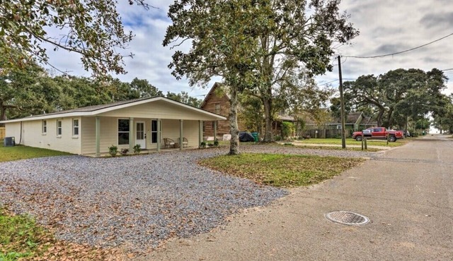Spacious 4-bedroom house with WiFi, AC in amazing Gulfport 1/2 Mile from Beach