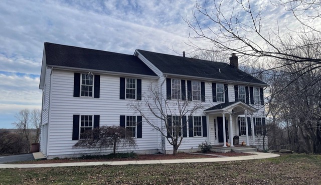 Spacious 4-bedroom house with pool access in La Plata with beautiful nature view