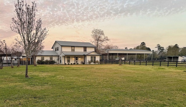 Spacious 4-bedroom house in Magnolia, Visit our mini-cow, donkeys and goats!