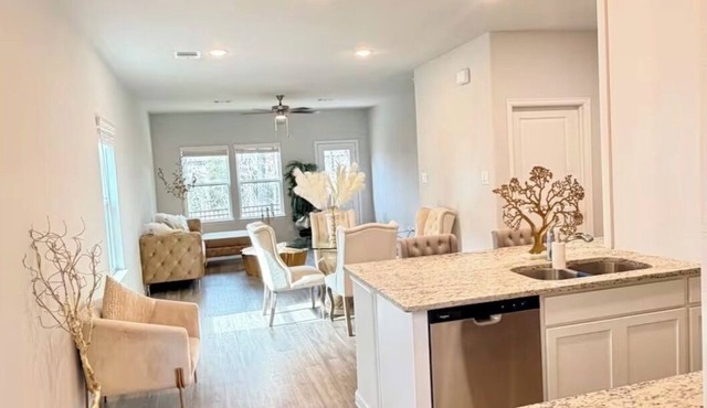 Spacious 4-bedroom house in tranquil/Woodlands & Magnolia Area with AC