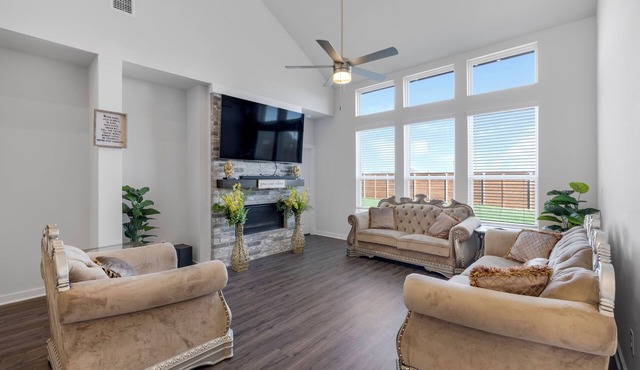 Spacious 4-bedroom house with office space, WiFi in nice Mesquite