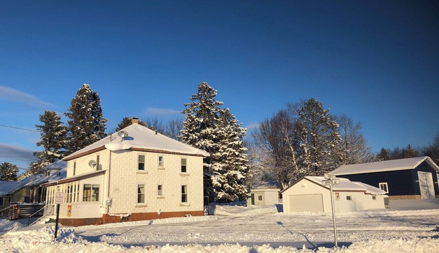 Spacious 4-bedroom house in charming Montreal across from The Gile Flowage
