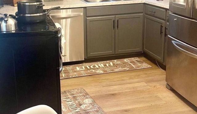Spacious 4-bedroom house in fantastic Nashville with AC, WiFi Sleeps 14