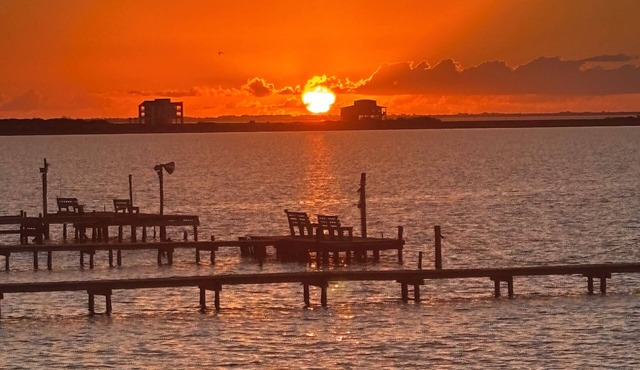 Spacious 4-bedroom house on the water in Palacios with 300 ft fishing pier