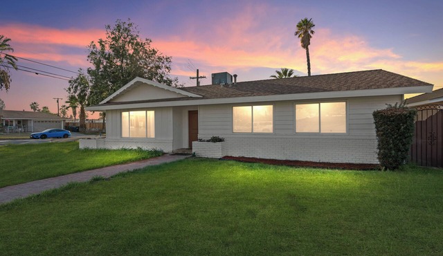 Spacious 4-bedroom house in delightful Redlands with AC