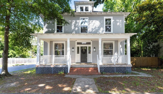 Spacious 4-bedroom house in charming Richmond with WiFi and AC