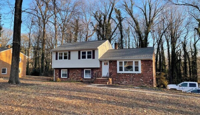 Spacious 4-bedroom house with wifi and out door dining