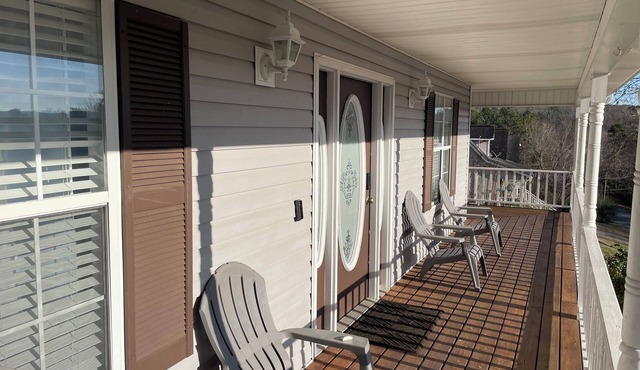 Spacious 4-bedroom house with scenic view in superb Ringgold with AC