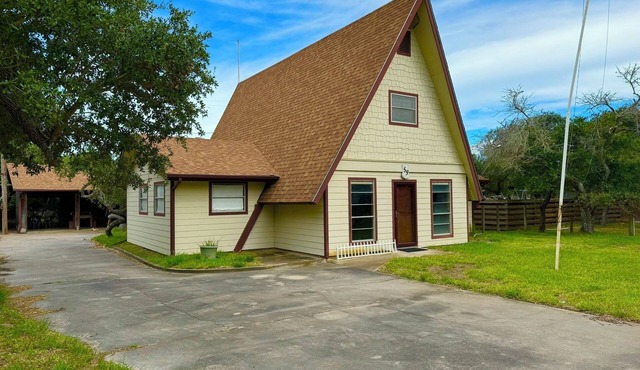 Spacious 4-bedroom house in charming Rockport with AC, WiFi BAR