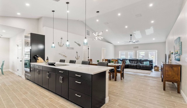 Spacious 4-bedroom house with POOL and WiFi in fabulous Sarasota