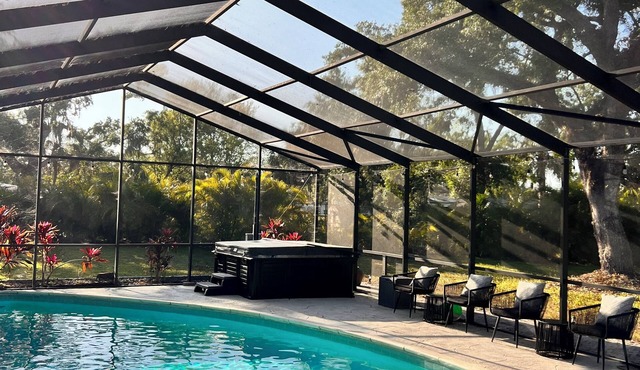 Spacious 4-bedroom house, 6 Beds, Screened In Heated Saltwater Pool, Arcades
