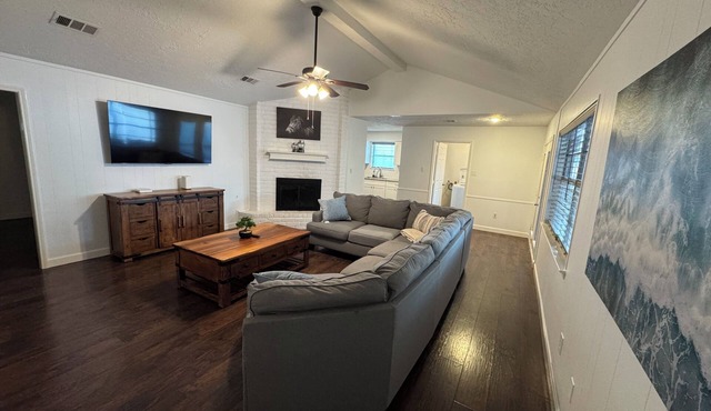 Spacious 4-bedroom house in Stafford- The Hideaway