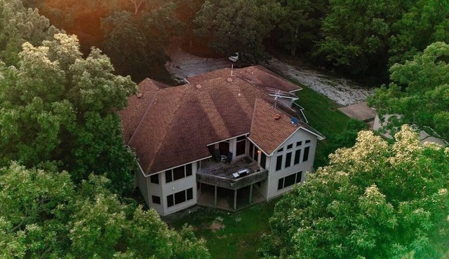 Spacious 4-bedroom house in serene Stockton with lake views