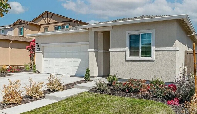 Spacious 4-bedroom house in welcoming Stockton with AC
