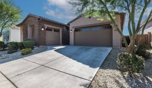 Spacious 4-bedroom house in lovely Tolleson w/2 Full Kitchens & 2 laundry rooms