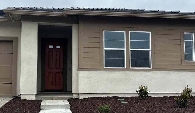 Spacious 4-bedroom house with WiFi and AC in welcoming Woodland CA