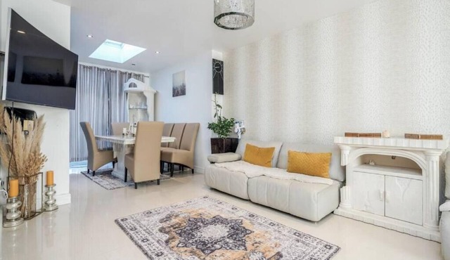 Spacious 4 bedroom House with a Private Garden