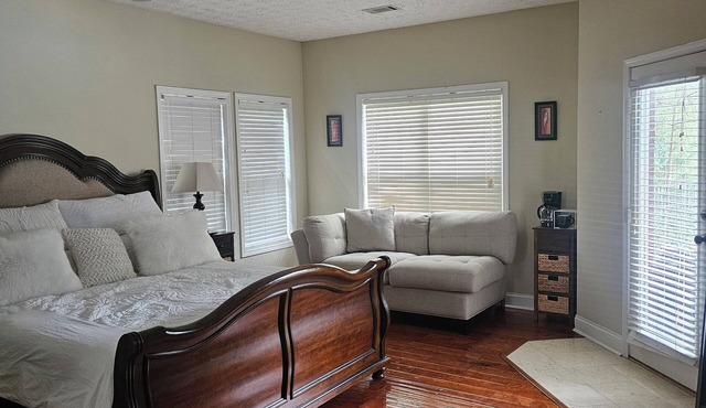 Spacious 4-bedroom house near Atlanta Airport with Private Pool Fire Pit & WiFi