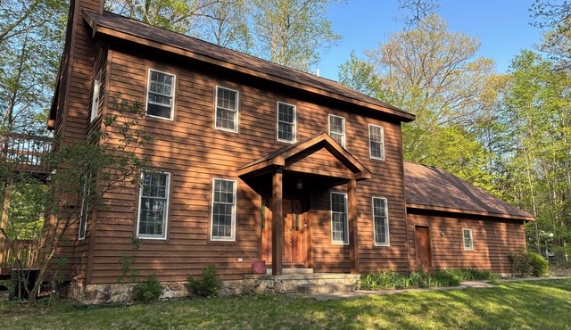 Spacious 4-bedroom house in beautiful Bellaire with WiFi, AC