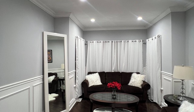 Spacious 4-bedroom house in superb Chicago with WiFi, AC