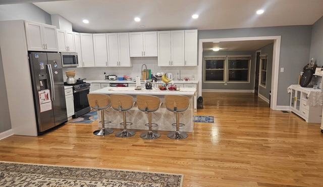 Spacious 4-bedroom house in awesome Chicago with WiFi, AC