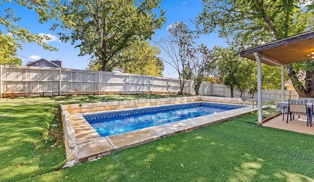 Spacious 4-bedroom House Great Location Next to 35 and Shopping Areas