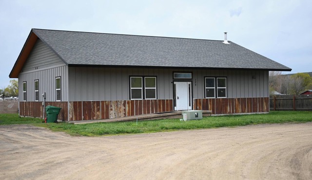 Spacious 4-bedroom house in charming Council with WiFi, AC, 80% ADA compliant.