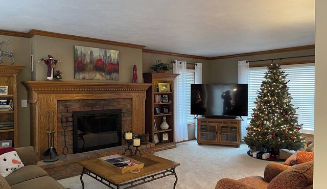 Spacious 4-bedroom house in De Pere with WiFi, AC. 3-4 miles from Lambeau Field