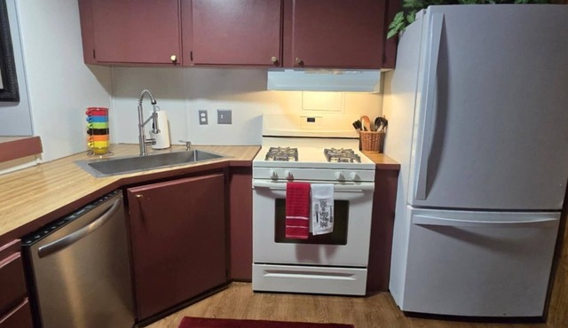 Spacious 4-bedroom house near trails and golf