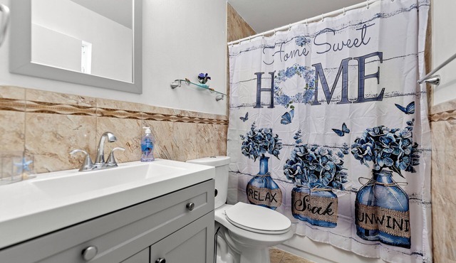 Spacious 4-bedroom house with WiFi and AC in lovely Hialeah