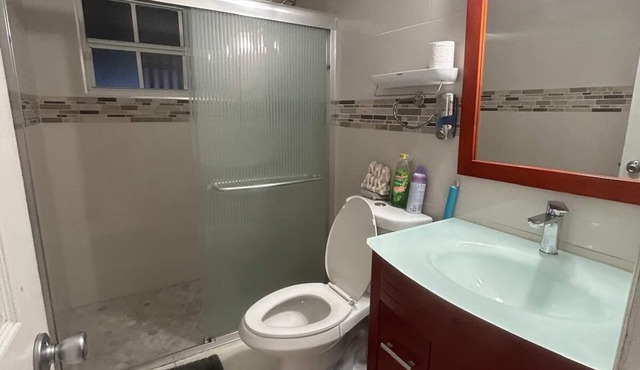 Spacious 4-bedroom house with WiFi and AC in city 5 minutes from MIA Airport