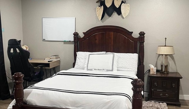 Spacious 4-bedroom house in marvelous Houston with AC, WiFi