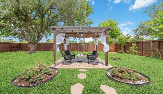Spacious 4-bedroom house in enchanting heart Houston with spacious backyard