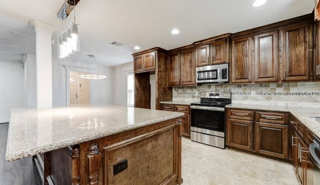 Spacious 4-bedroom house in Houston 20 mins to downtown, with Hot tub