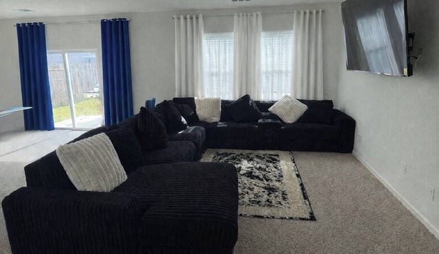 Spacious 4-bedroom house in charming Houston with AC and fitness room