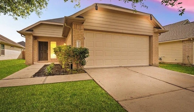 Spacious 4-bedroom house in charming Houston with AC NEAR AIRPORT
