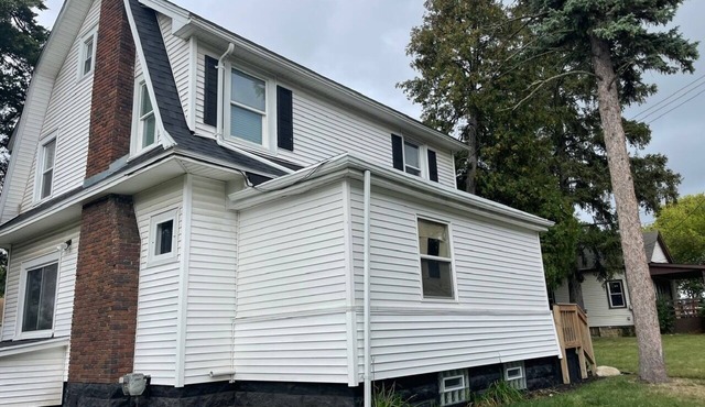 Spacious 4-bedroom house near downtown Lansing