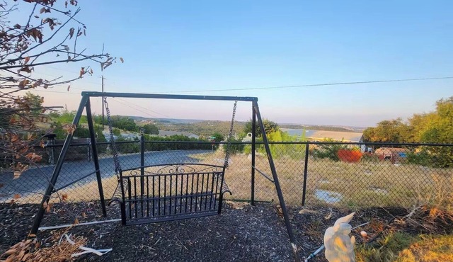 Spacious 4-bedroom house with pool in the hills of Leander
