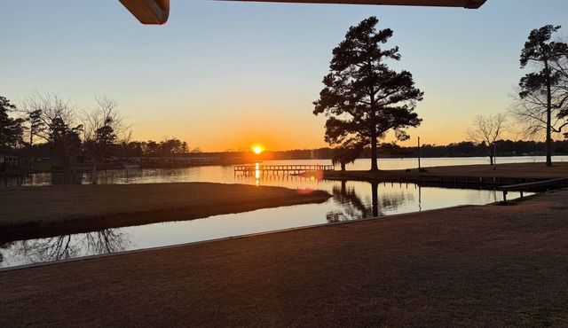 Spacious 4-bedroom house in marvelous Manning with AC and outdoor fireplace.