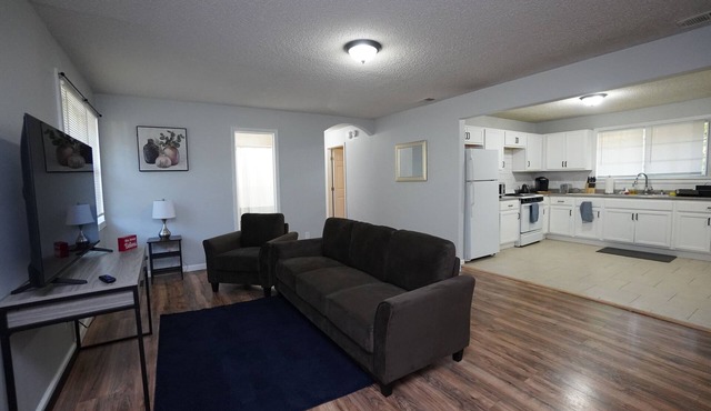 Spacious 4-bedroom house in delightful Memphis with AC, WiFi