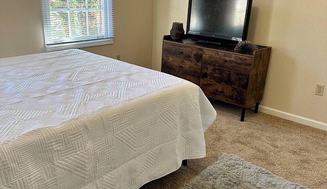 Spacious 4-bedroom house in tranquil Memphis with a pool and game room