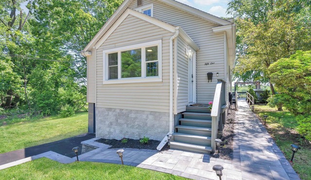 Spacious 4-bedroom house on the water!
