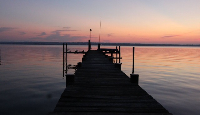 Spacious 4-bedroom house on the water