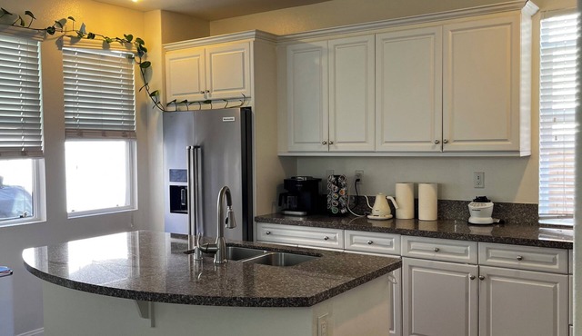 Spacious 4-bedroom house in quaint Ontario with cool AC