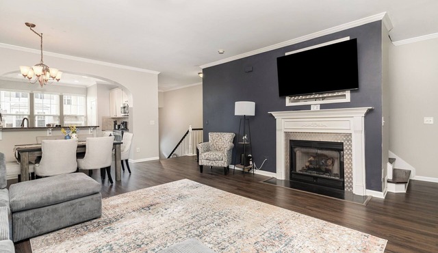Spacious 4-bedroom house with in Raleigh Minutes from Airport
